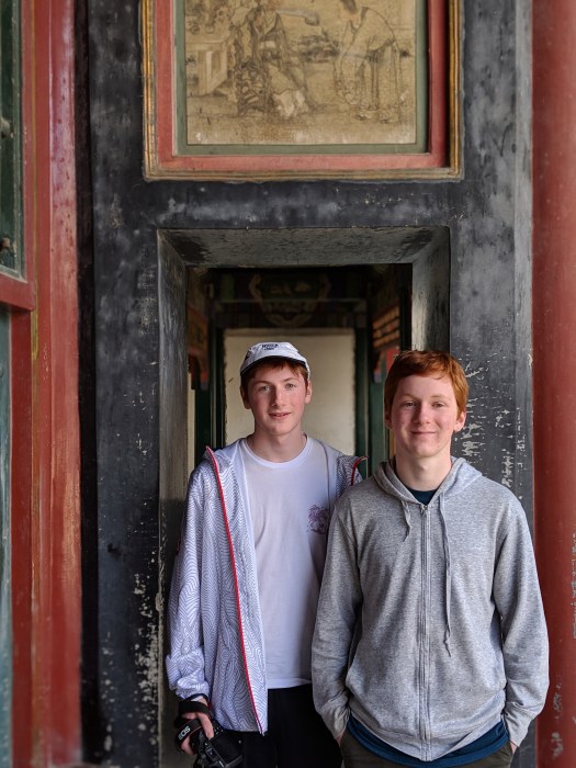 00100lportrait_00100_burst20190325101038669_cover